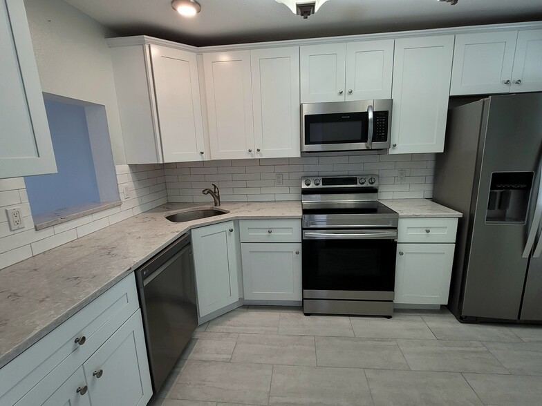 Building Photo - 729 Capri Isles Blvd