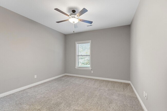 Building Photo - 1605 Labrador Dr