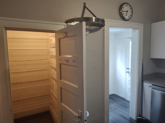 Building Photo - 405 W 18th St