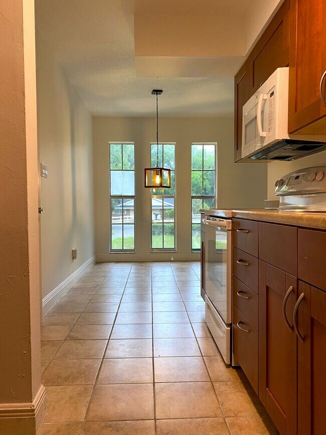 Building Photo - Southern Oaks 2 / 2 with Office & Sun Room