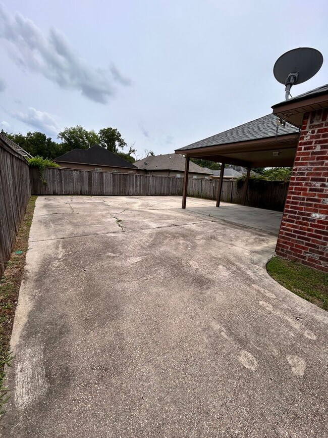 Building Photo - GREAT 3BR HOME IN LSU AREA!