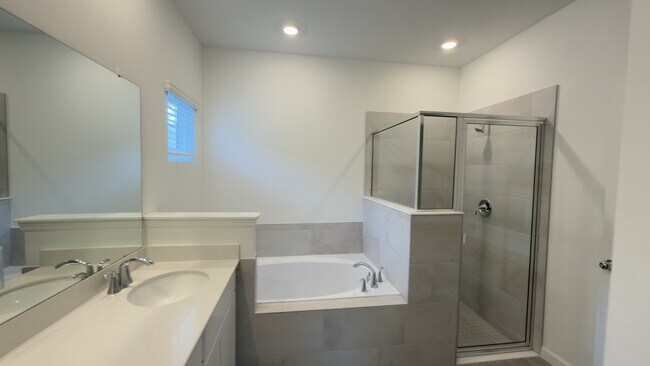 Building Photo - 9230 Country House Dr