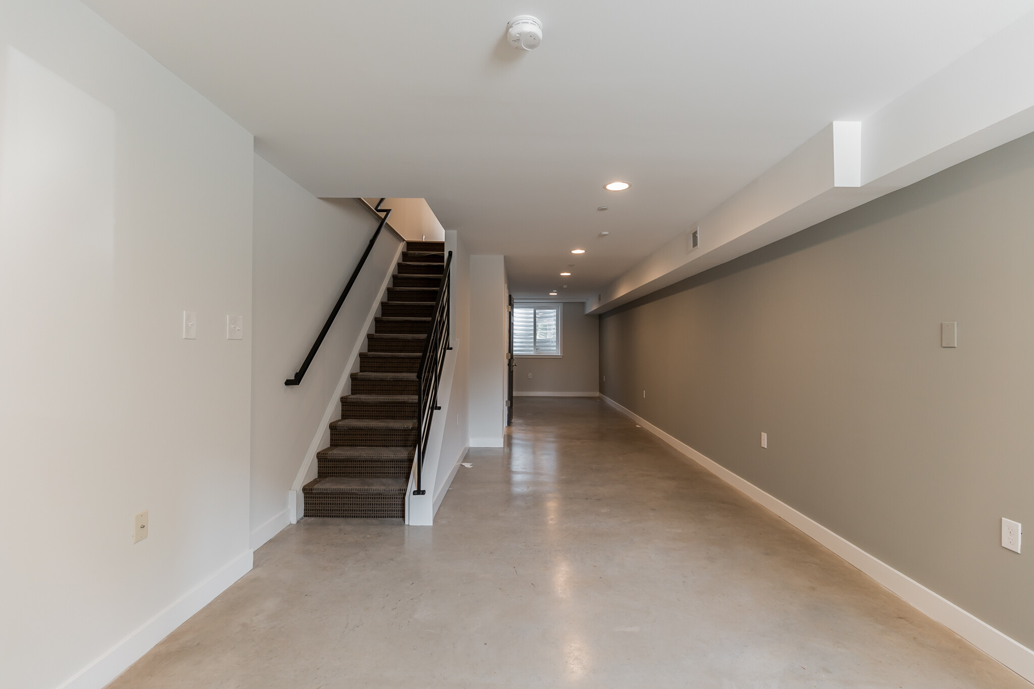 Building Photo - 1245 N Myrtlewood St