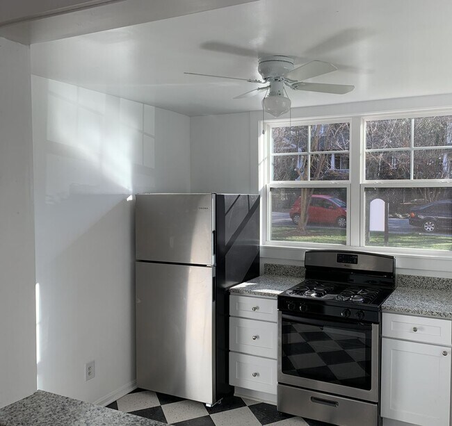 Building Photo - Renovated 1BR * Piedmont Park! ~ Steal of a Deal!