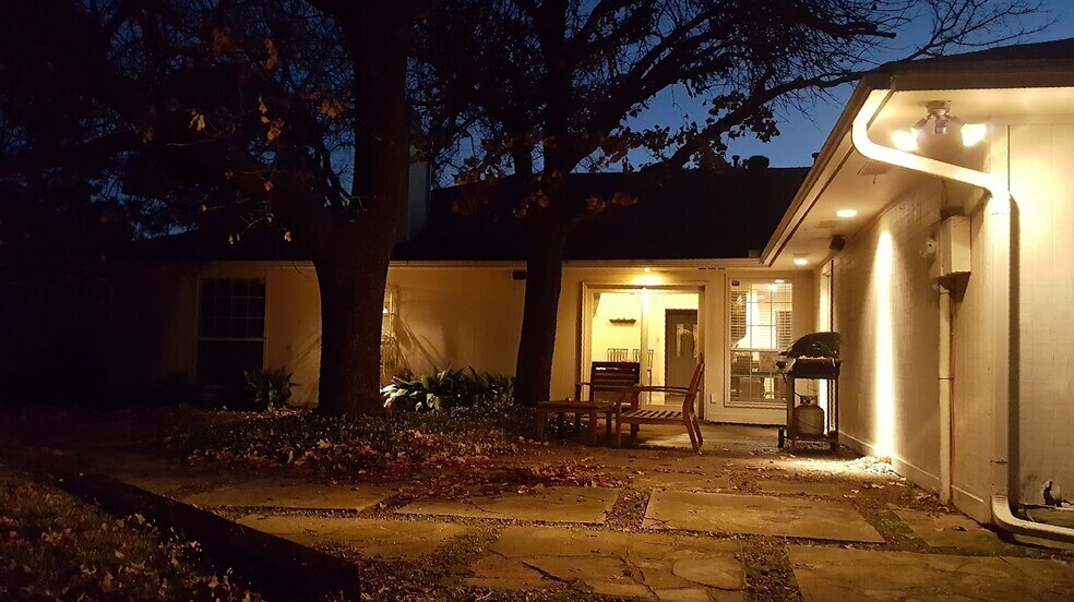 Building Photo - 825 Skylark Dr