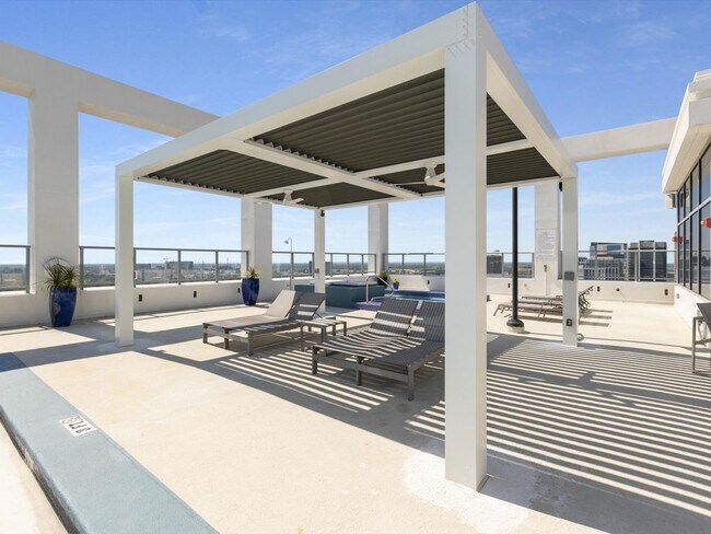 Building Photo - Large Corner Unit at STAR TOWER!