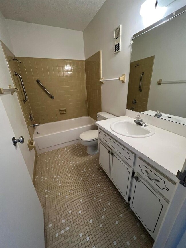 Building Photo - 2.0 bedroom in St. Petersburg Florida 33704