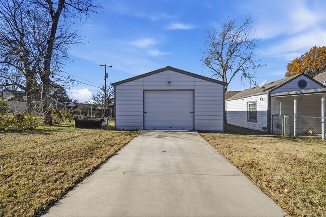 Building Photo - Spacious Home near I-244