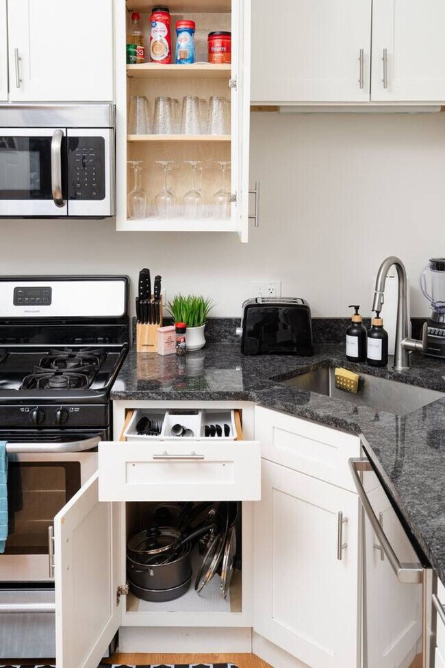 Building Photo - 2721 W Congress Pkwy