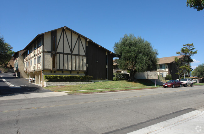 Building Photo - The Oaks Apartments