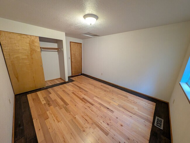Building Photo - Southworth Hideaway Available Now! Small Pets Okay! 2 Br for Rent!