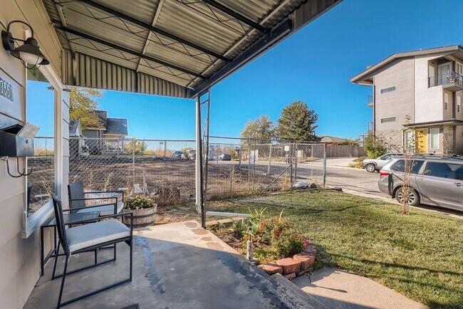 Building Photo - AVAILABLE NOW, LARGE YARD AND DETACHED 2 CAR GARAGE, UPDATED FLOORS AND BATH, $0 DEPOSIT OPTIONS!