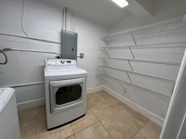 Building Photo - 6870 SW 5th Ct