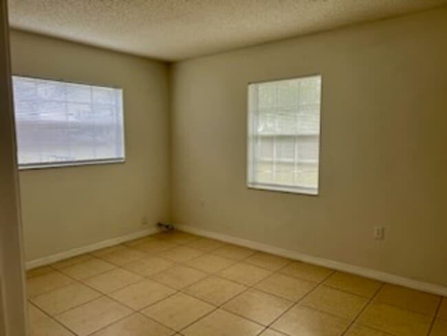 Building Photo - Marion Oaks home