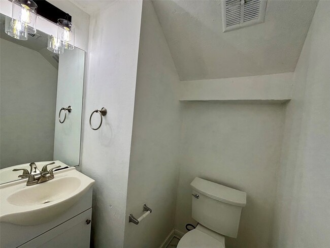 Building Photo - 8299 Cambridge St