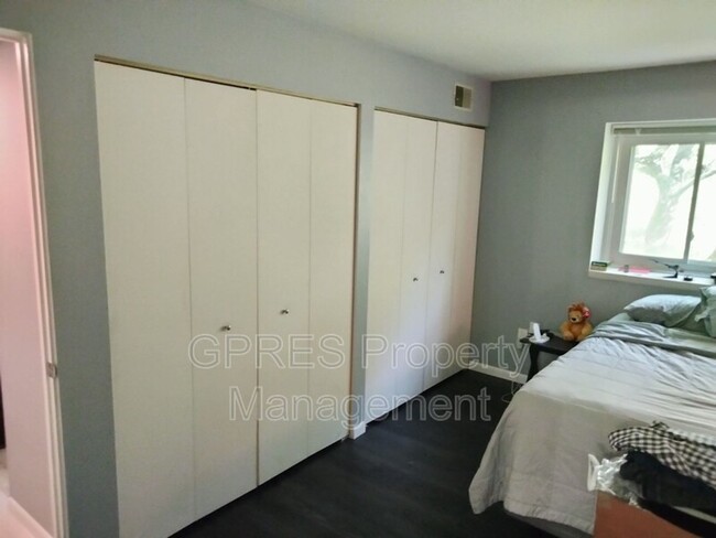 Building Photo - Updated 2-Bedroom / 2-Bathroom Condo for Rent