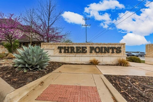 Building Photo - 2916 Zelma Dr