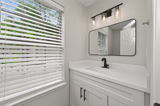 Building Photo - 106 Breezy Point Pl