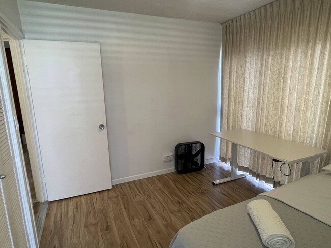 Building Photo - 2 Bed 2 Bath Fully Furnished Unit Central ...