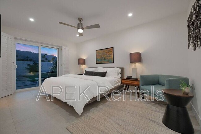 Building Photo - 945 N Buttonwillow Cir