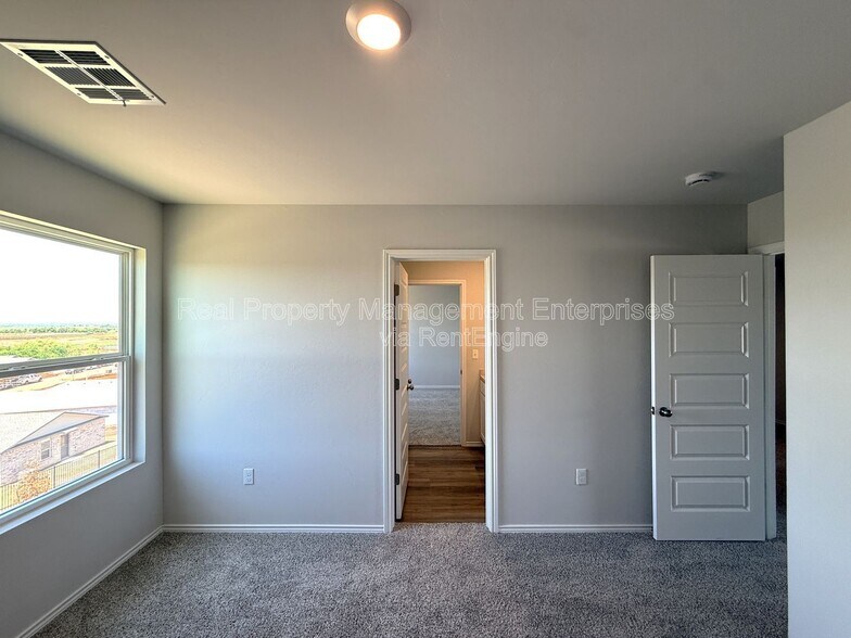 Building Photo - 9521 Stallion Dr