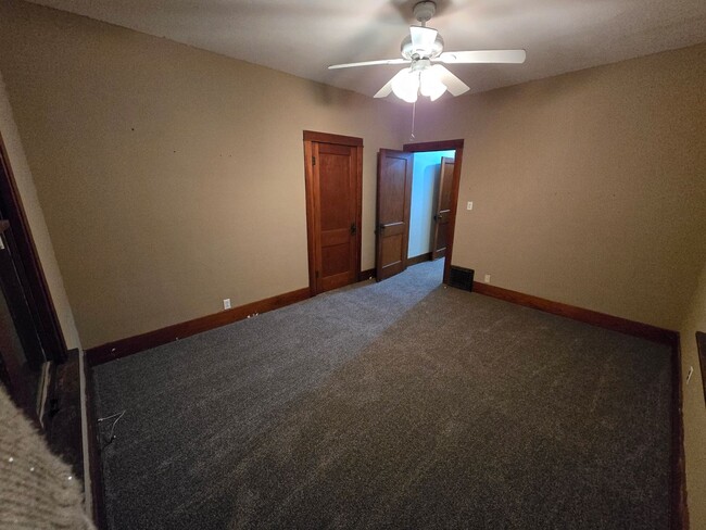 Building Photo - 2 bedroom plus large bonus room, large liv...