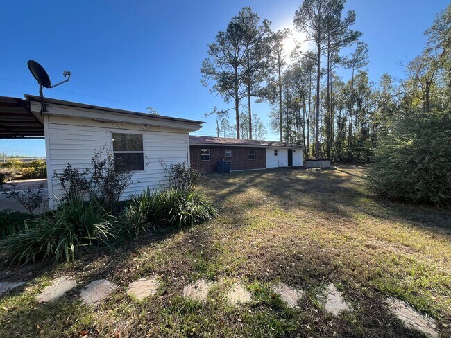 Building Photo - Spacious 3-Bedroom home with Huge Fenced Yard & Pole Barn – Live Oak, FL