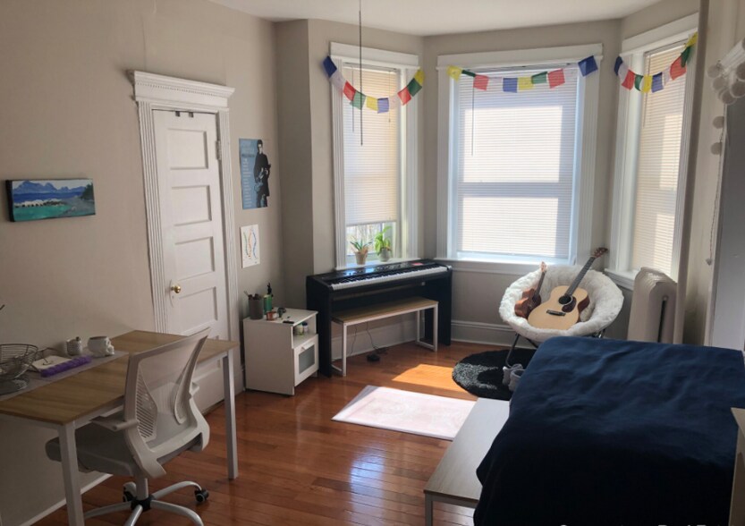 Building Photo - 65 Burbank St