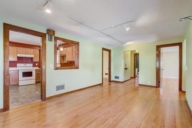 Building Photo - Charming 3-Bedroom Home For Lease As Early...