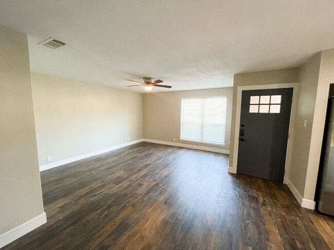 Building Photo - 4 bdrm, 2 bath - NEWLY Remodeled