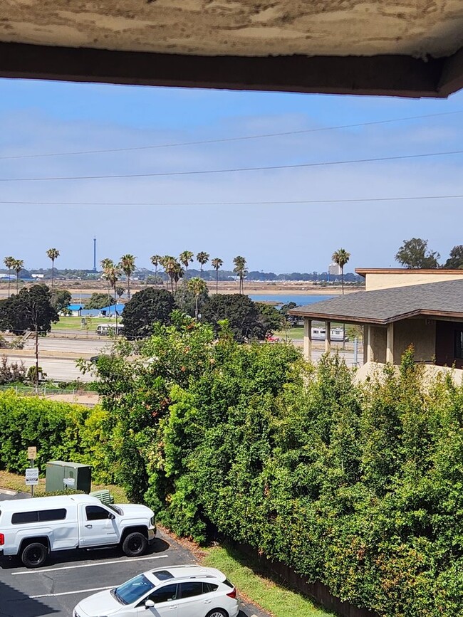 Building Photo - Completely Remodeled 3rd Floor Top Unit with Bay Views