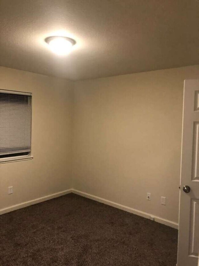 Building Photo - Tracy Gorgeous Renovated 4 Bedroom 2.5 Bat...