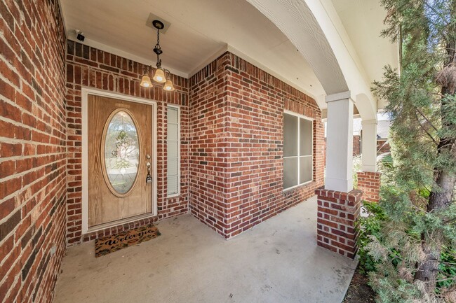 Building Photo - 3bed/2bath Cozy Chic with Backyard Oasis