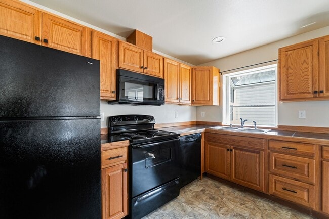 Building Photo - MOVE-IN SPECIAL! $500 plus Security Deposi...