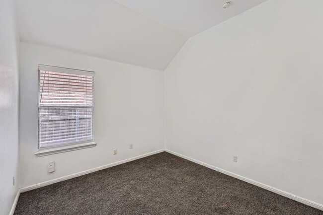 Building Photo - 1402 Weatherford Dr
