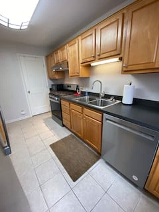 Building Photo - Cresent NE Apartments
