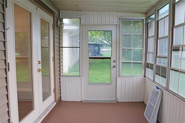 Building Photo - 608 Lark Dr