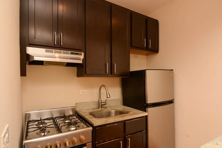 Building Photo - 4619 N Paulina St