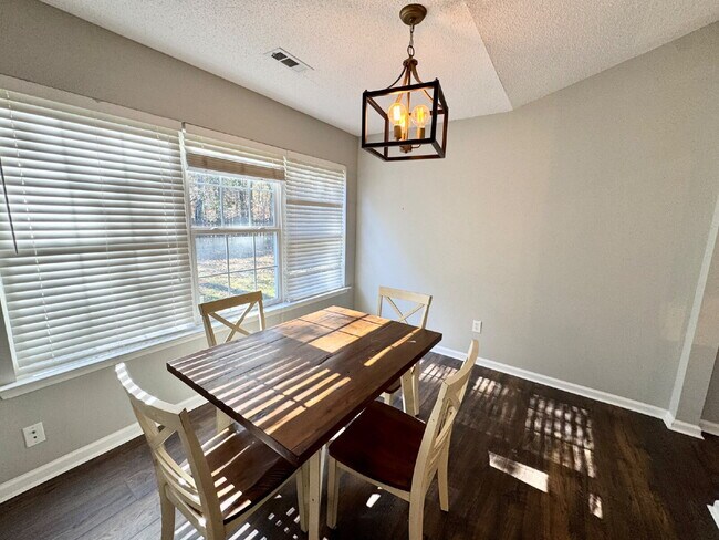 Building Photo - The perfect 3 bed, 2 bath home located in ...