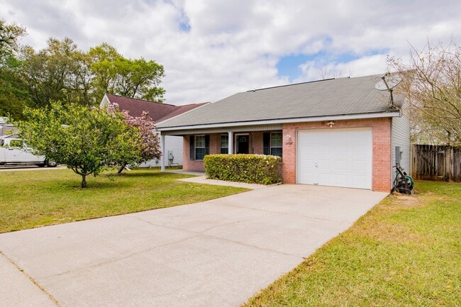 Building Photo - 3 bed 2 bath home off Creighton Rd