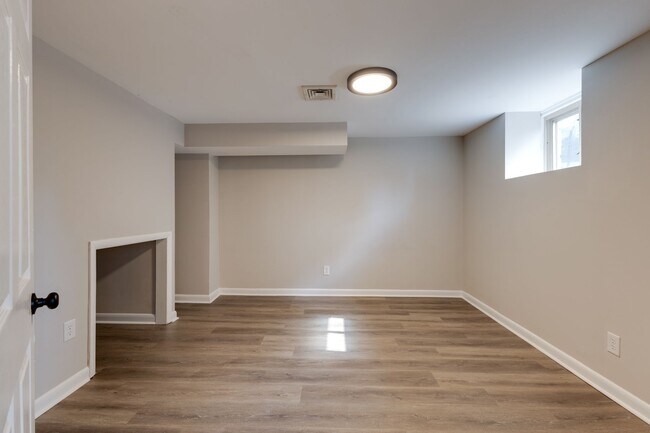 Building Photo - 2313 Sunset Pl