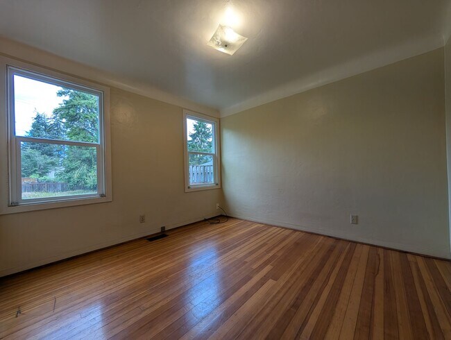 Building Photo - Great 2 bed/1 bath with tons of character!