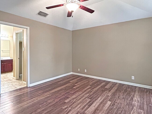 Building Photo - Charming 3-Bedroom Home in Great Northwest with Fireplace & Shaded Backyard