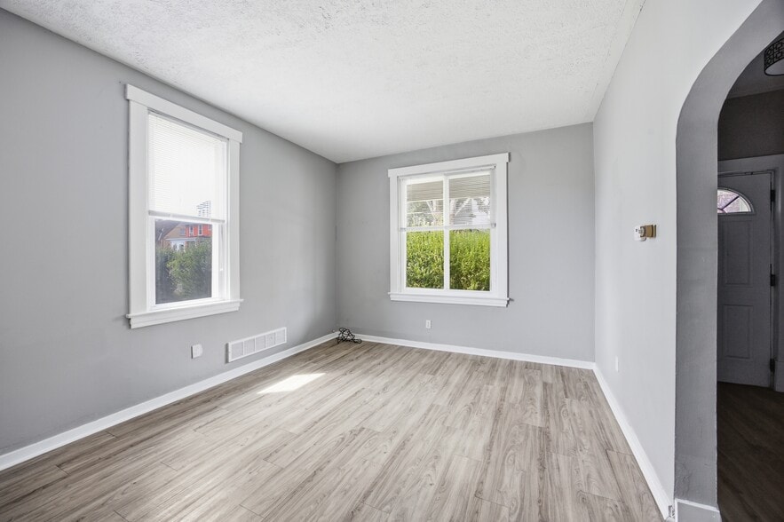Building Photo - 827 Hinnerman St