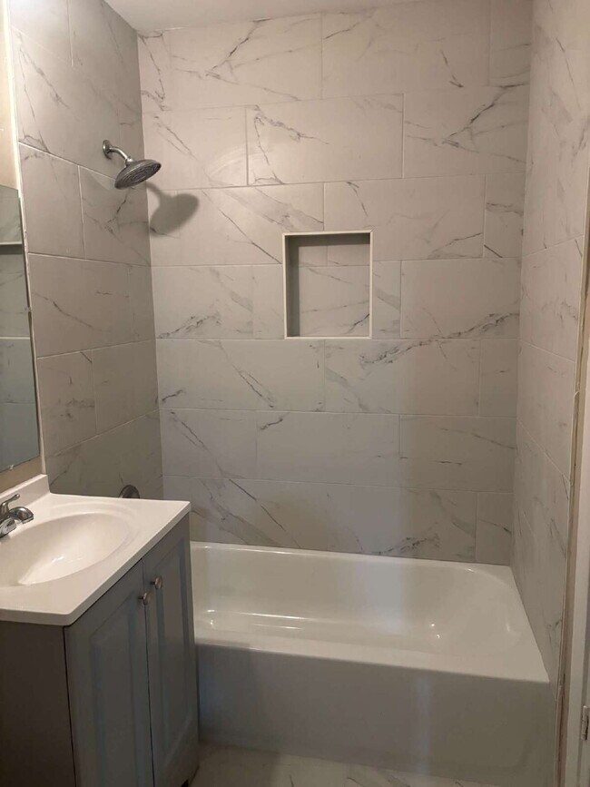 Building Photo - "Charming Living in Memphis: Cozy home with 1 Full Bath!"