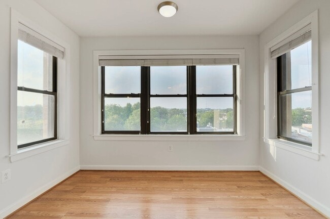 Building Photo - Available Now! Recently Updated, Spacious ...