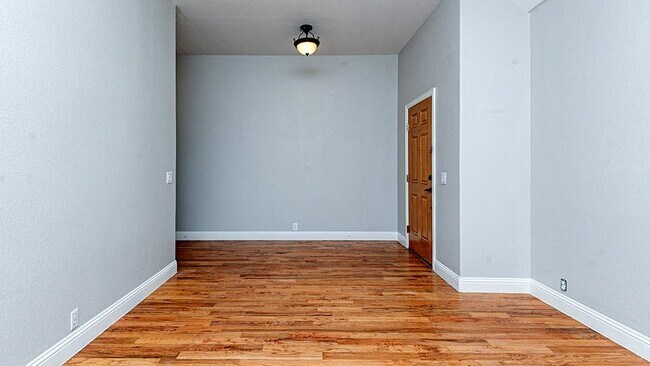 Building Photo - 912 Tara Dr