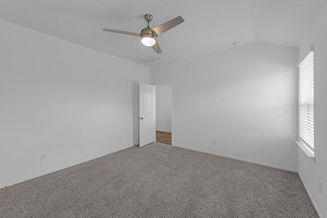 Building Photo - 3038 Lake Crest Dr