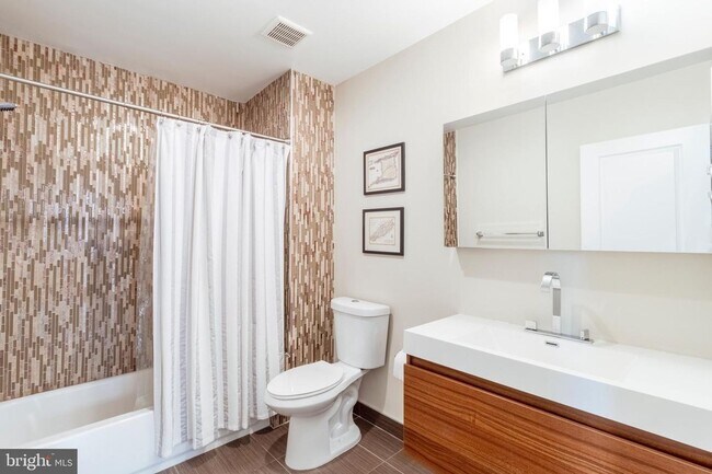 Building Photo - Three Bedroom Graduate Hospital Apartment