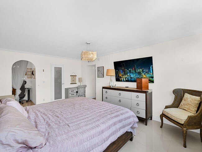 Building Photo - 2049 S Ocean Dr